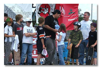 Dave Duncan signing autographs at the Pat Wachter Pro Bowl Contest
